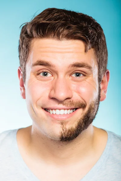 Homem feliz com cabelo barba metade raspado rosto . — Fotografia de Stock