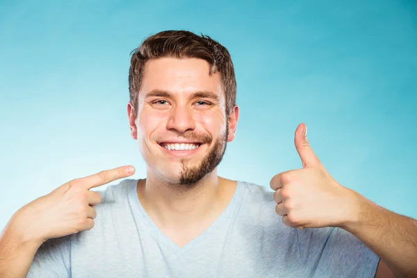 Homem feliz com cabelo barba metade raspado rosto . — Fotografia de Stock