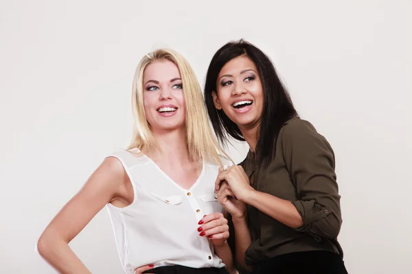 Mulheres amigos multirraciais se divertindo — Fotografia de Stock