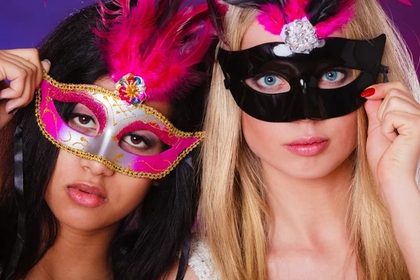 Δύο γυναίκες με Βενετσιάνικες μάσκες Καρναβάλι — Φωτογραφία Αρχείου
