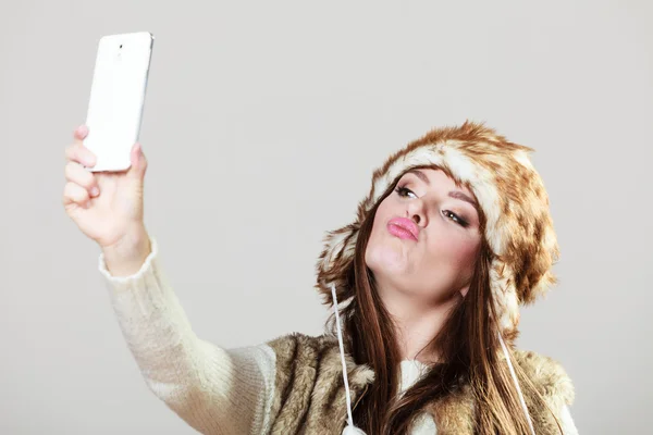 Mujer tomando foto selfie — Foto de Stock