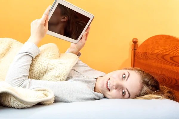 Junge Frau mit Tablet surft im Internet. — Stockfoto