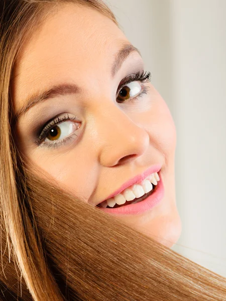 Mulher sorridente com cabelo comprido — Fotografia de Stock
