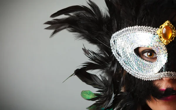 Visage de femme avec masque de carnaval — Photo