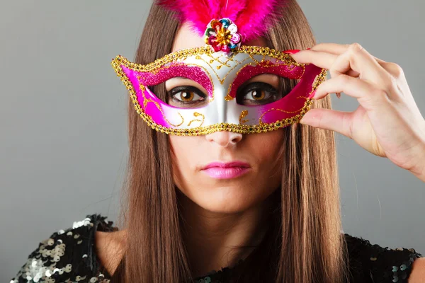 Visage de femme avec masque de carnaval — Photo