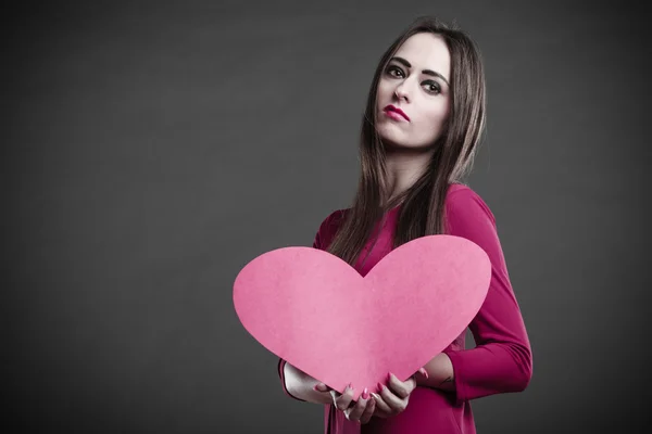 Mujer sosteniendo el signo del corazón . — Foto de Stock