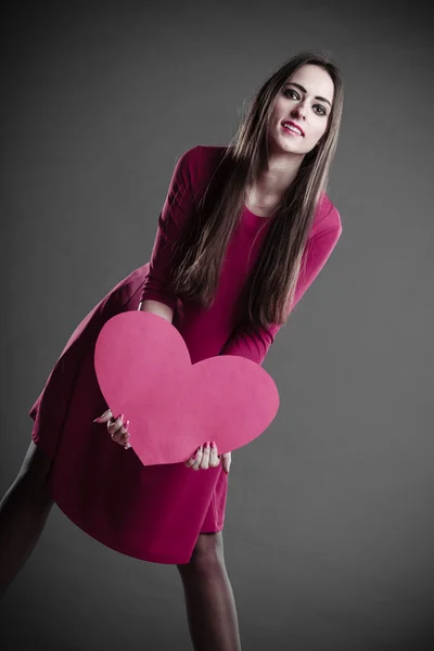 Mujer sosteniendo el signo del corazón . — Foto de Stock