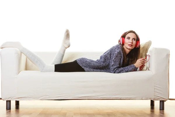 Femme avec écouteurs écouter de la musique — Photo