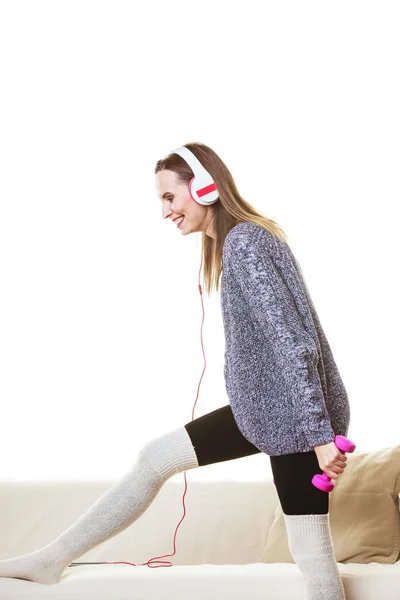 Mujer haciendo ejercicio con pesas escuchando música — Foto de Stock