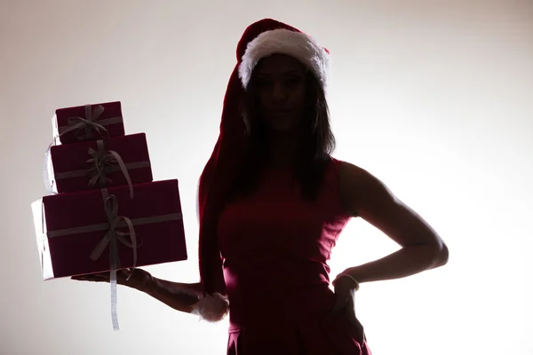 Donna in cappello di Natale con regali — Foto Stock