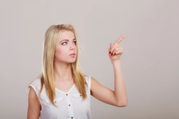 Woman showing copy space pointing with finger — Stock Photo, Image