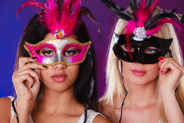 Twee vrouwen met carnaval Venetiaanse maskers — Stockfoto