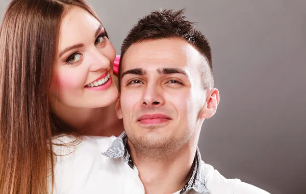 Porträtt av leende kvinna och man. Lyckligt par. — Stockfoto