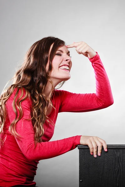 Vrouw gebaren met vinger op haar hoofd. Gek. — Stockfoto