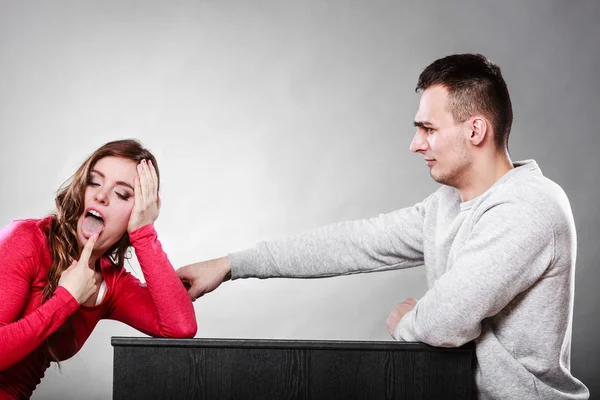 Pareja feliz divirtiéndose y tonteando . — Foto de Stock