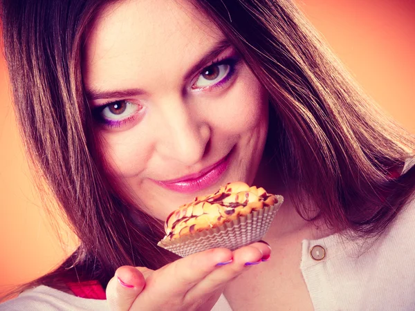 Leende kvinna håller tårta i handen — Stockfoto