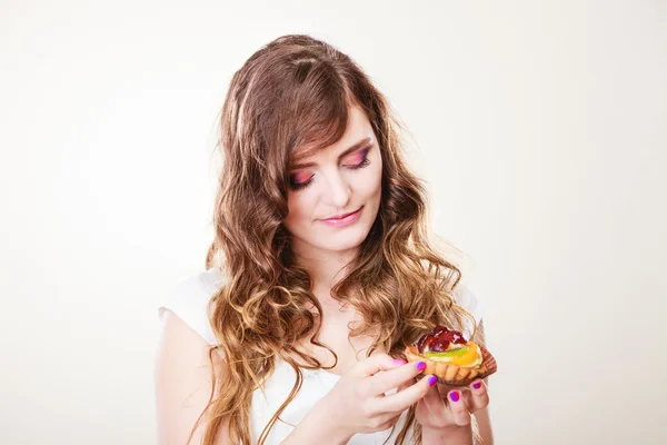 Cute woman holds fruit cake in hand — Stock Photo, Image