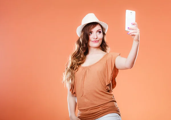 Frau macht Selbstbild mit Smartphone-Kamera — Stockfoto