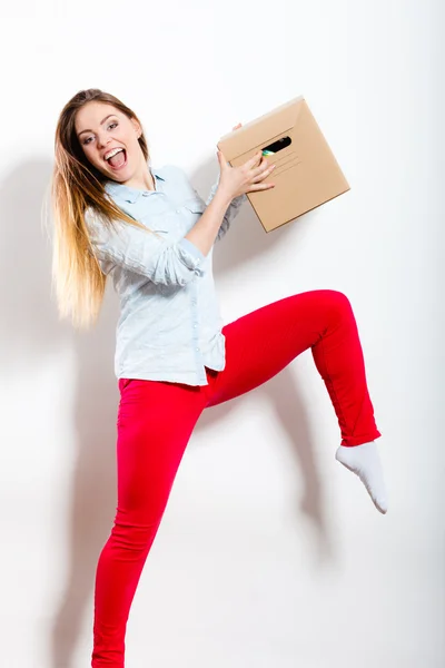 Mulher feliz que se move em casa transportando caixa . — Fotografia de Stock