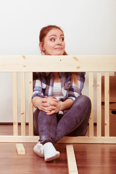 Mulher se movendo em mobiliário de montagem em nova casa . — Fotografia de Stock