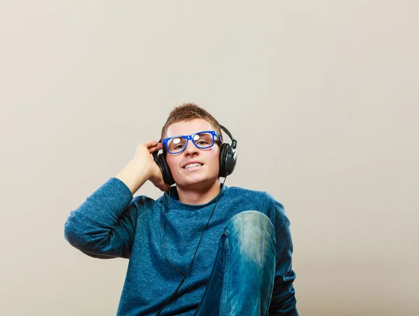 Jeune homme avec écouteurs écouter de la musique — Photo