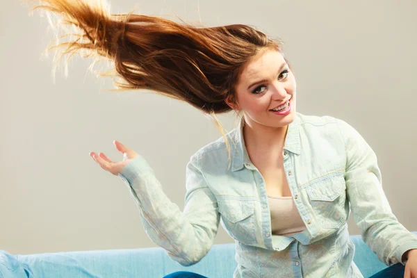 Menina na moda com cabelo longo soprando — Fotografia de Stock