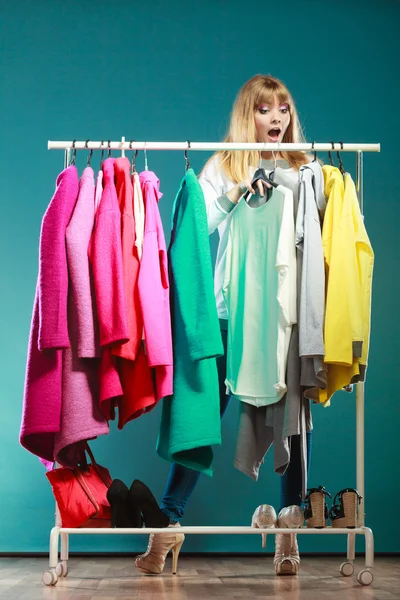 Mujer eligiendo ropa para usar en el centro comercial o armario — Foto de Stock