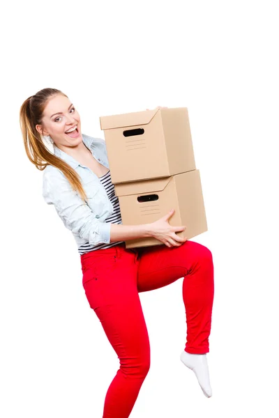 Mujer cargando cajas . — Foto de Stock