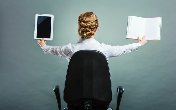 Frau hält Buch und Tablet in der Hand — Stockfoto