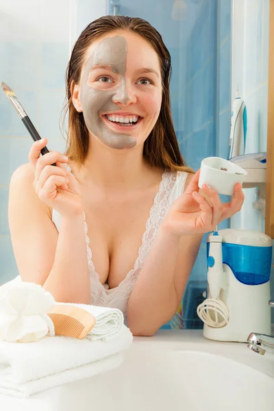 Mulher aplicando máscara de lama — Fotografia de Stock