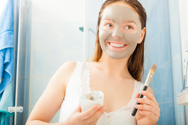 Mujer aplicando máscara de barro — Foto de Stock