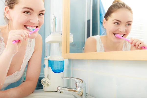 妇女刷牙. — 图库照片