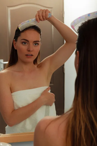 Woman combing wet hair — Stock Photo, Image