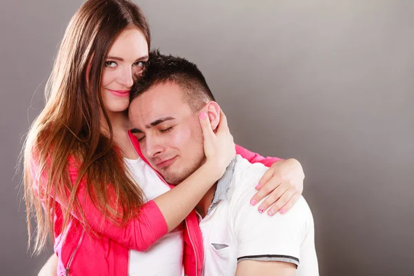Улыбающаяся молодая пара обнимается . — стоковое фото