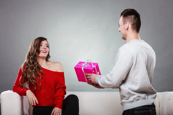 Hombre sorprendente mujer alegre — Foto de Stock