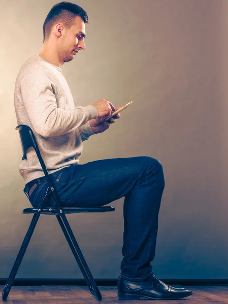 Hombre usando teléfono móvil — Foto de Stock