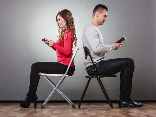 Casal usando telefones celulares n — Fotografia de Stock