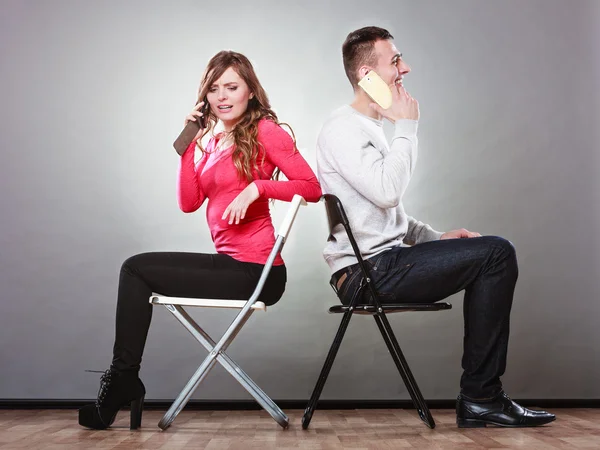 Couple parlant sur les téléphones mobiles. — Photo