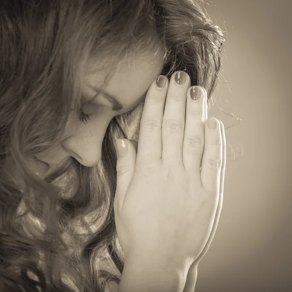 Mujer orando a Dios — Foto de Stock