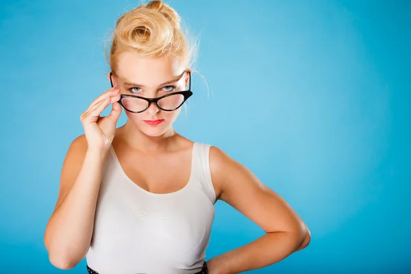 Retro pin-up vrouw dragen brillen. — Stockfoto