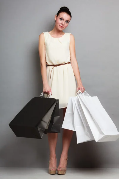 Mujer sosteniendo bolsas de compras — Foto de Stock