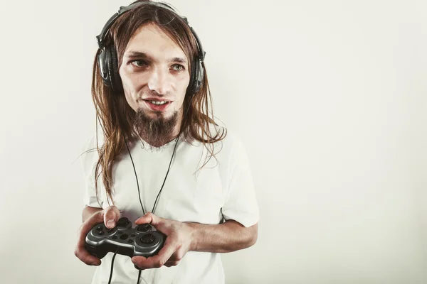 Homem feliz jogando jogos — Fotografia de Stock