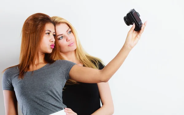 Mujeres tomando auto foto —  Fotos de Stock