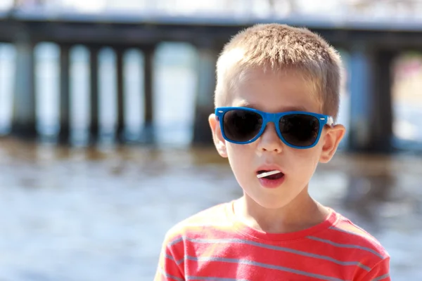 Porträt eines kleinen Jungen auf See. Sommer. — Stockfoto