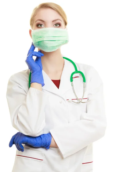 Doctor in de chirurgische gezichtsmasker — Stockfoto
