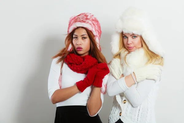 Két lány téli ruha meleg sapka — Stock Fotó
