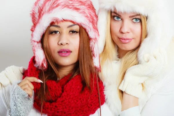 Zwei Mädchen in Winterkleidung warme Mütze — Stockfoto