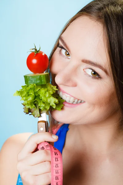 Fit woman holding  vegetables. — Stock fotografie