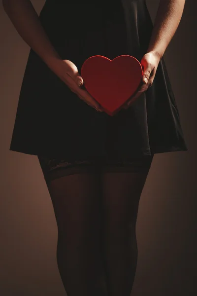 Donna scatola di cuore rosso — Foto Stock