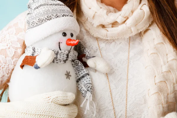 Mujer celebración de Navidad muñeco de nieve . —  Fotos de Stock